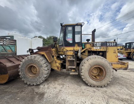 ขายรถตักมือสอง เอกสารทะเบียน 650,000 บาท สนใจติดต่อเรา 081-148-8532